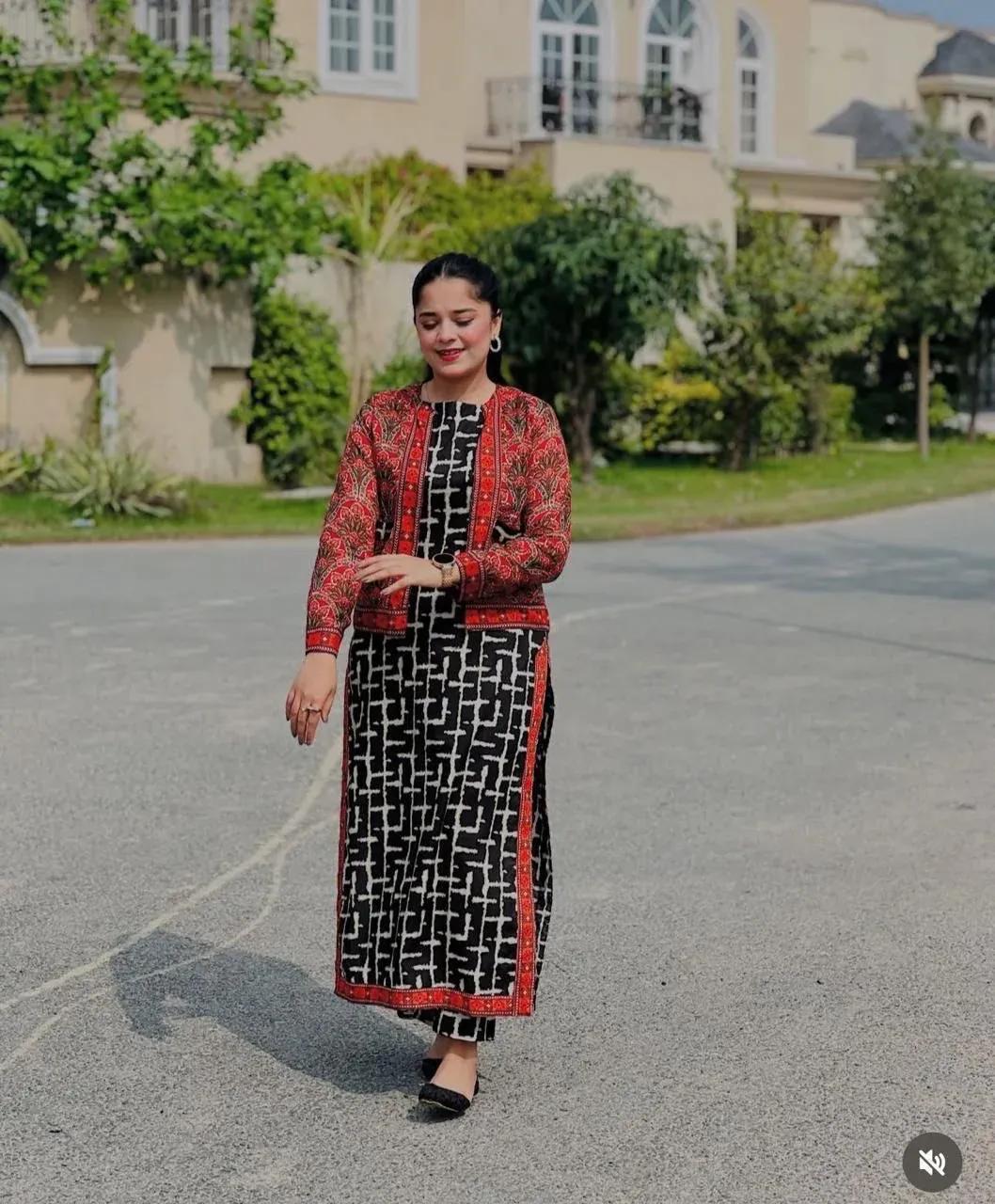 MIX BRAND Premium Khaddar 3 Pcs Women’s Unstitched Printed Suit – Shirt, Trouser & Dupatta (Black, Winter Wear)