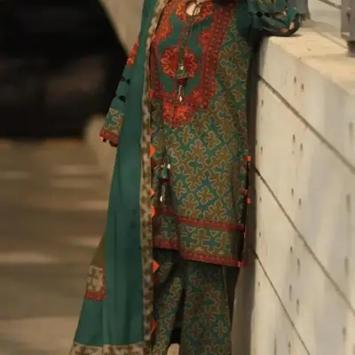 Women’s 3 Pcs Unstitched Printed Khaddar Suit – Green | 3.0m Shirt, 2.5m Trouser, 2.5m Dupatta