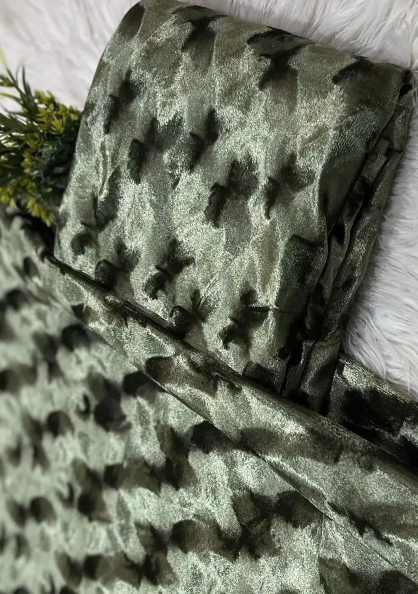 Elegant Green 2 Pcs Women’s Unstitched Velvet Suit – Plain Shirt & Trouser Set, 3 Yards Each