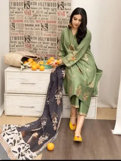 Green Embroidered Lawn 3 Piece Unstitched Suit with Digital Print Diamond Dupatta